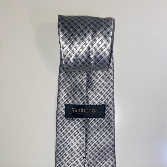 VAN HEUSEN Men’s Necktie with Grey/Silver Checked Design 100% Silk - Picture 3 of 4